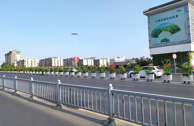 江蘇蘇州，一桶一鏈道路隔離花箱