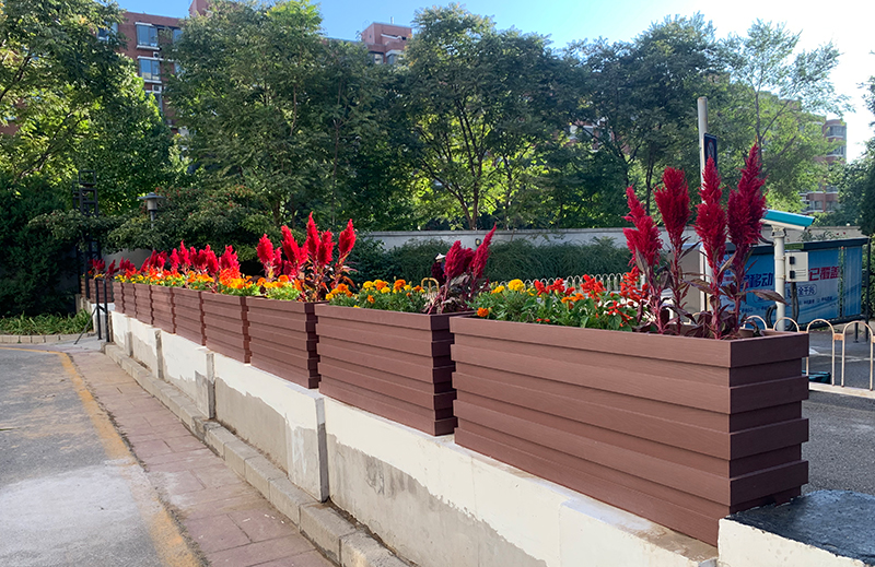 北京海淀區(qū)，紅檀色塑木花箱隔離